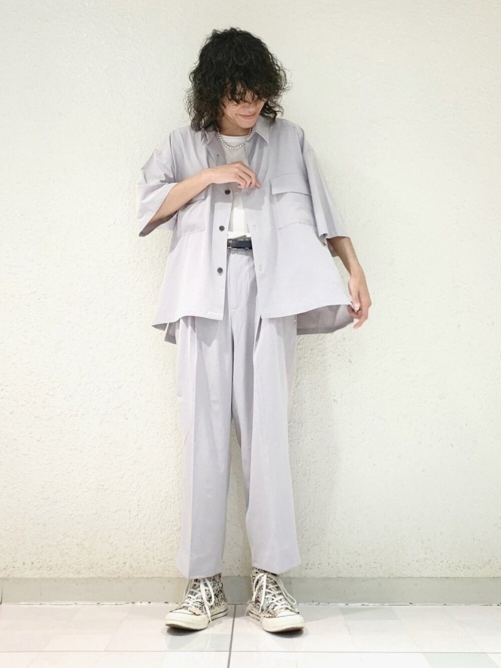 「ハイカットスニーカー、プチプラ、白Tシャツ、セットアップ、休日スタイル、ホワイトコーデ、カラーパンツ、タックイン、コンバース、韓国ファッション」｜「JUNREDの【エアドライ】モンスタービッグシャツ/セットアップ対応（シャツ/ブラウス、グレー系）」を使った、もりさん（メンズ・170cm）の夏コーディネートの1枚目の写真