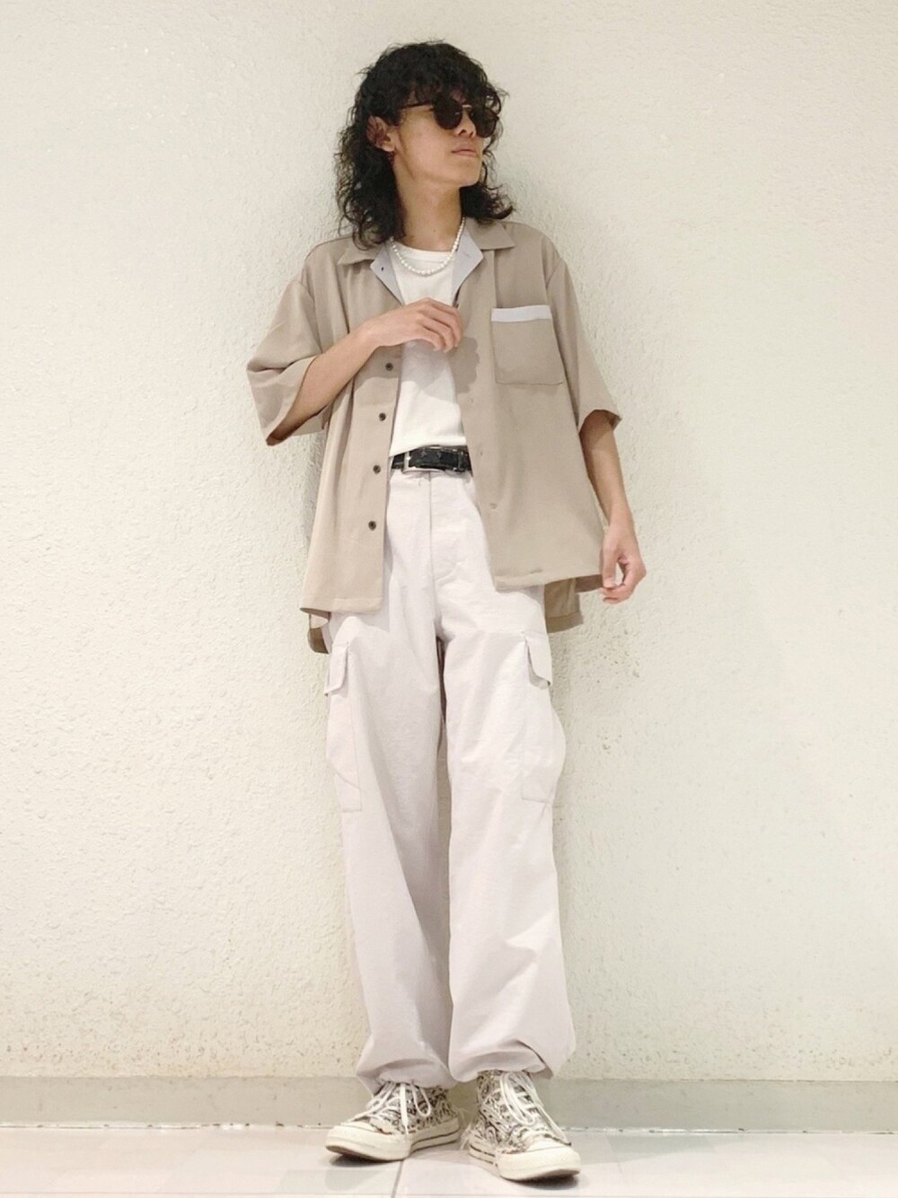 「プチプラ、サングラス、オープンカラーシャツ、白Tシャツ、休日スタイル、COOLなこのコが仲間入り、ホワイトコーデ、タックイン、コンバース、メガネ男子」｜「JUNREDのカラースキームオープンカラーS/Sシャツ（シャツ/ブラウス、ベージュ系）」を使った、もりさん（メンズ・170cm）の夏コーディネートの1枚目の写真