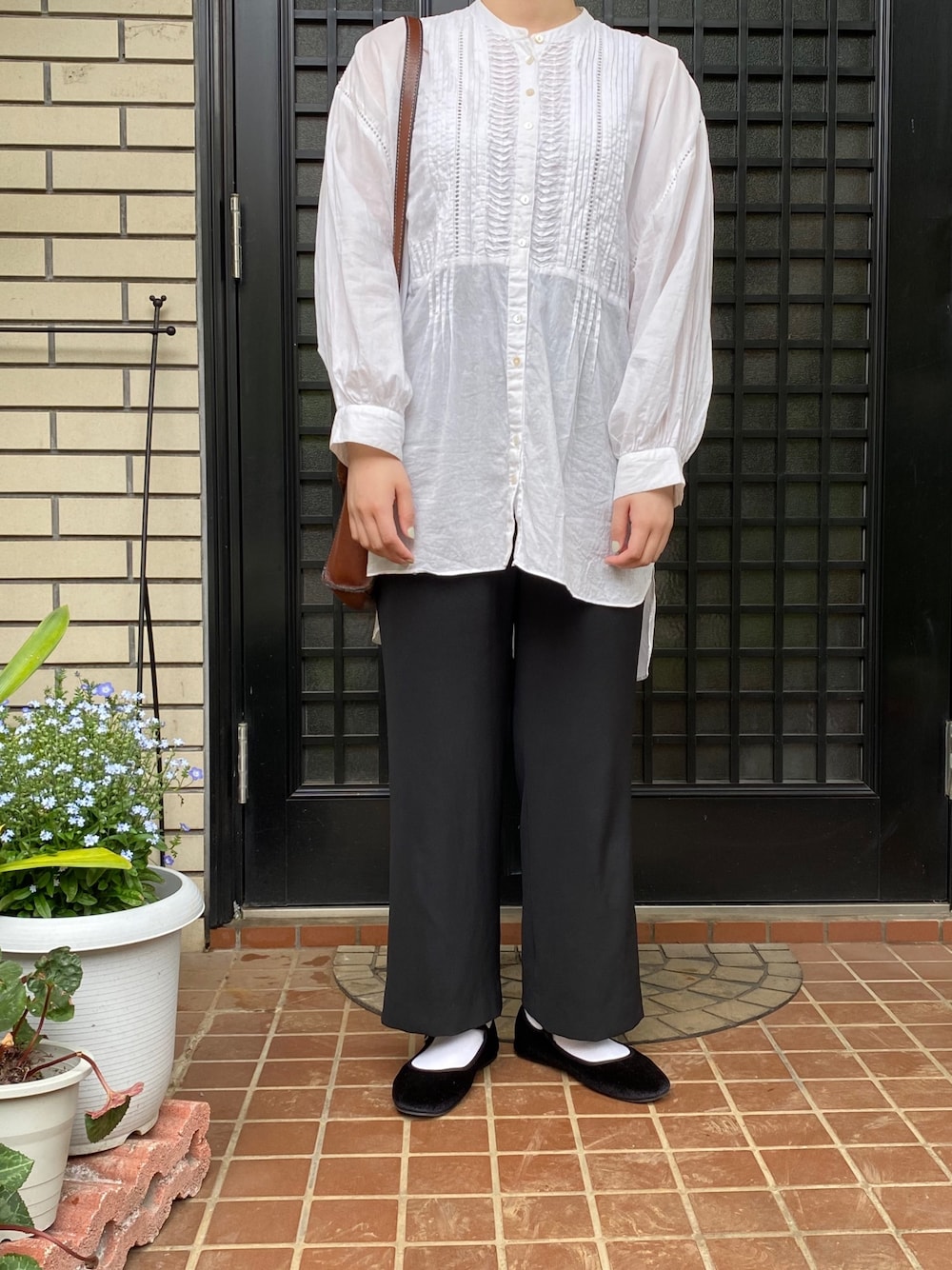 「リラックススタイル、おうちファッション、ラフ、おしゃれさんと繋がりたい、ブラウス、ショートヘア、チャイナ」｜「古着のアイテム（スラックス、ブラック系）」を使った、megさん（レディース・160cm）の春コーディネートの1枚目の写真