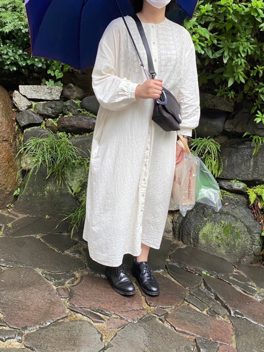 「秋コーデ、革靴、ワンピース、サマンサモスモス(Samansa Mos2)、美術館コーデ、雨の日コーデ、シンプル」｜「YAKPAKのアイテム（ショルダーバッグ、ブラック系）」を使った、megさん（レディース・160cm）の秋コーディネートの1枚目の写真