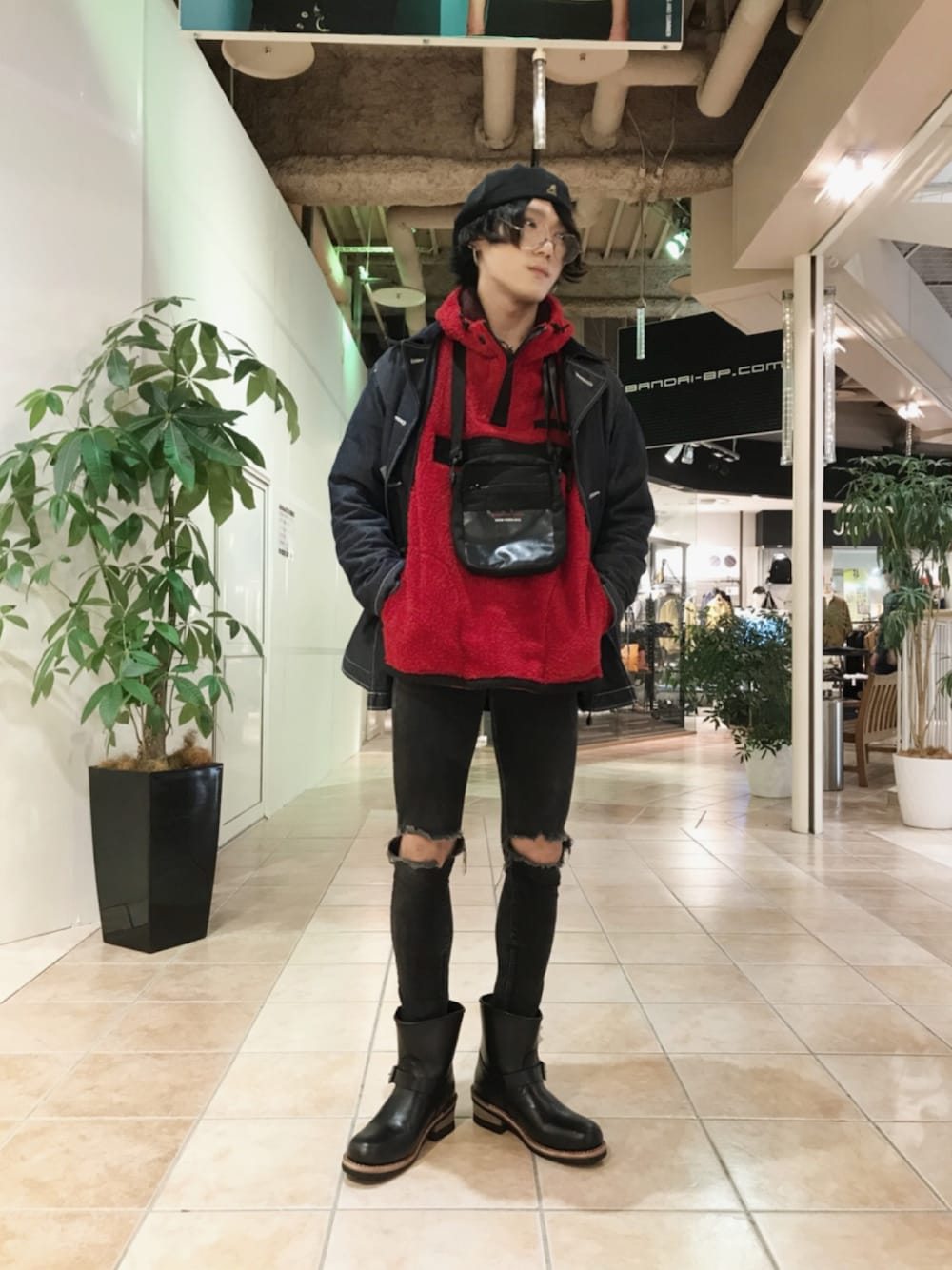 「スキニー、AVIREX、ピーコート、エンジニアブーツ、ootd、アノラックパーカー、秋冬、サコッシュ、秋冬新作、AVIREX新潟店」｜「AVIREXのAVIREX/アヴィレックス/フリース アノラック/FLEECE ANORAK（パーカー、レッド系）」を使った、高田さん（メンズ・181cm）の秋コーディネートの1枚目の写真