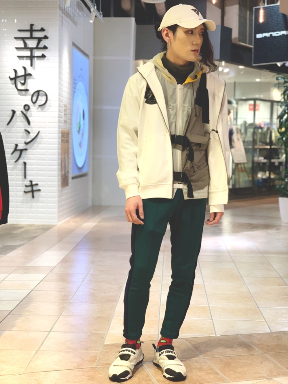 「ミリタリー、AVIREX、白、スポーツミックス、スタンドカラー、ootd、春物、春コーデ、ストリートコーデ、AVIREX新潟店」｜「AVIREXのスタンドジップスウェット VFA-101/STAND ZIP SWEAT VFA-101（スウェット、ホワイト系）」を使った、高田さん（メンズ・181cm）の冬コーディネートの1枚目の写真