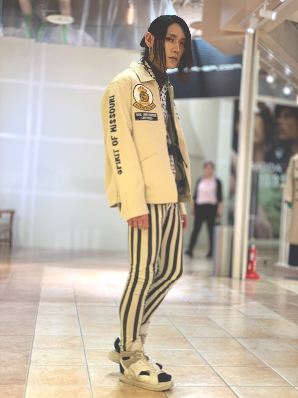「ミリタリー、カジュアル、AVIREX、刺繍、オーバーサイズ、ミリタリージャケット、ootd、春コーデ、ミリタリーコーデ、AVIREX新潟店」｜「AVIREXのU.S.A.F. B-2 ジャケット/U.S.A.F. B-2 JACKET（ミリタリージャケット、ベージュ系）」を使った、高田さん（メンズ・181cm）の春コーディネートの1枚目の写真