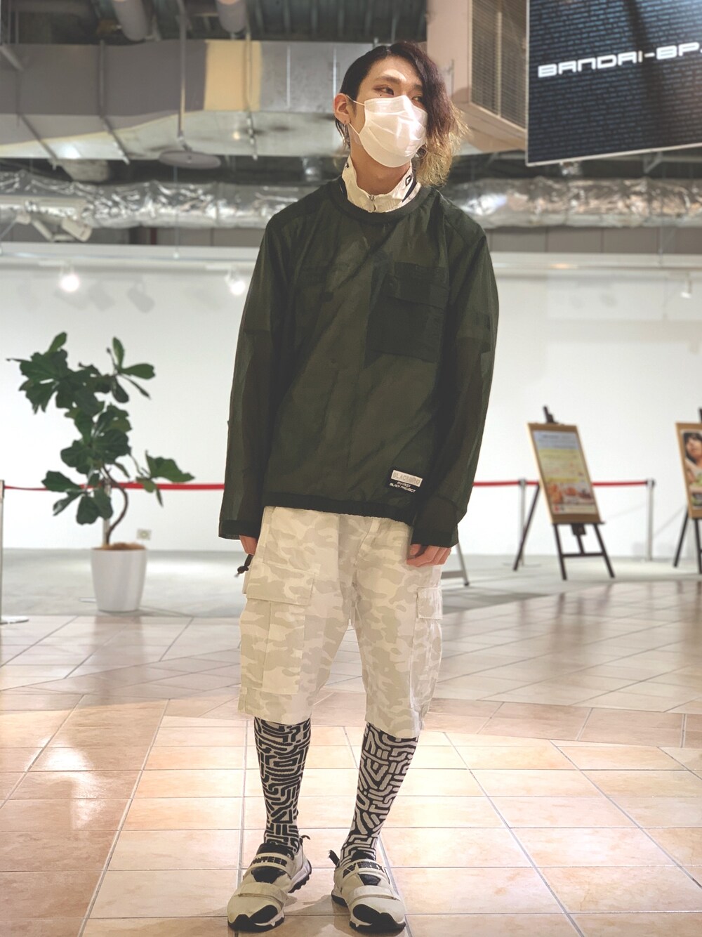 「ミリタリー、白シャツ、夏、AVIREX、レイヤードスタイル、ootd、シースルー、夏コーデ、AVIREX新潟店、ファッションの力を信じよう」｜「AVIREXのTRANSLUCENT COUMMAND（ブルゾン、グリーン系）」を使った、高田さん（メンズ・181cm）の春コーディネートの1枚目の写真