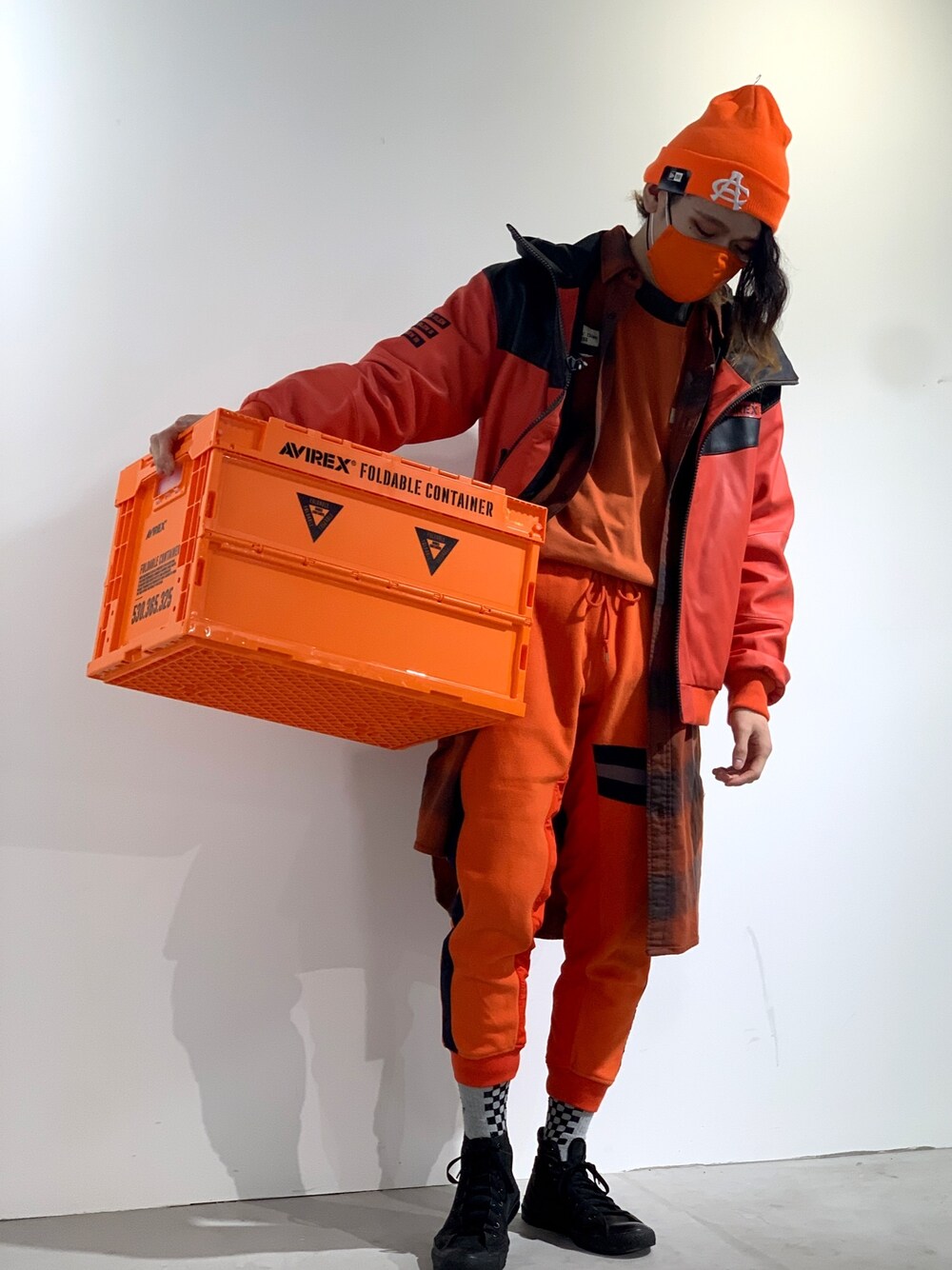 「レザージャケット、ワントーンコーデ、AVIREX、オレンジ、ラフ、ootd、秋冬コーデ、AVIREXBelle、AVIREX新潟店、ファッションの力を信じよう」｜「NEW ERAの【×NEW ERA】ベーシック カフ ニットキャップ AC刺繍/BASIC CUFF KNIT CAP EMBROIDERY AC（ニットキャップ/ビーニー、オレンジ系）」を使った、高田さん（メンズ・181cm）の秋コーディネートの1枚目の写真