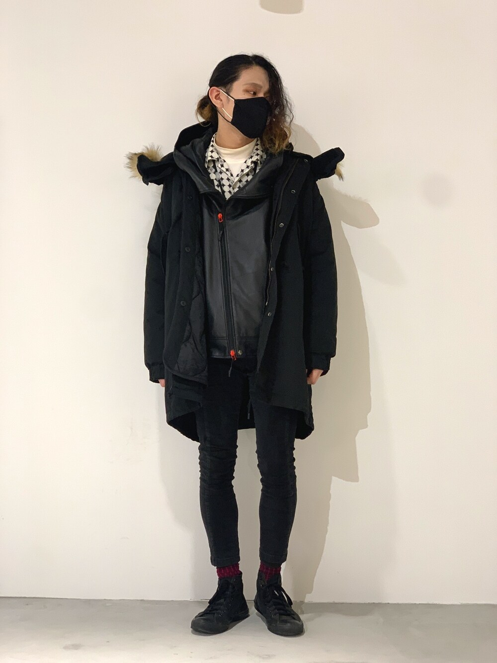 「モッズコート、ビッグシルエット、ミリタリー、レザージャケット、AVIREX、オーバーサイズ、ootd、AVIREXBelle、AVIREX新潟店、ファッションの力を信じよう」｜「AVIREXのM-65 フィールドパーカー/ M-65 FIELD PARKA/ AVIREX/アヴィレックス（モッズコート、ブラック系）」を使った、高田さん（メンズ・181cm）の秋コーディネートの1枚目の写真