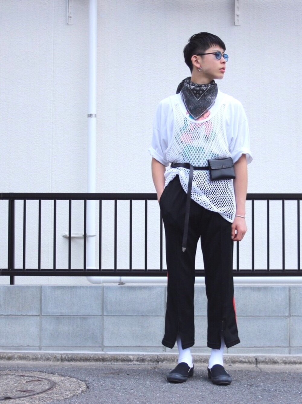 「BLYSZAK、class、cmmnswdn、古着、ビッグT、UNUSED、トラックパンツ、ジャージーパンツ、ストリート、スカーフ」｜「BLYSZAKのアイテム（サングラス、ブルー系）」を使った、山田 優輝さん（メンズ・181cm）の春コーディネートの1枚目の写真