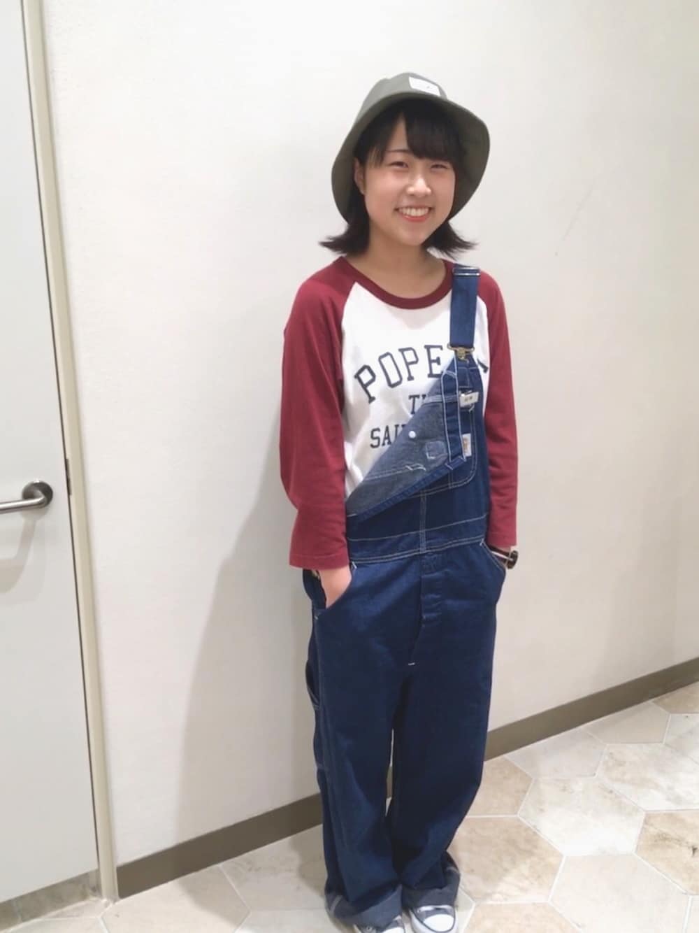 「14+、イチヨンプラス、帽子、バケットハット、オーバーオール、carhartt、converse、メンズライク、BROOKLYN、オーバーサイズ」｜「14+のアイテム（ハット、グリーン系）」を使った、14+ そごう千葉ジュンヌ店 スタッフさん（レディース・150cm）の春コーディネートの1枚目の写真