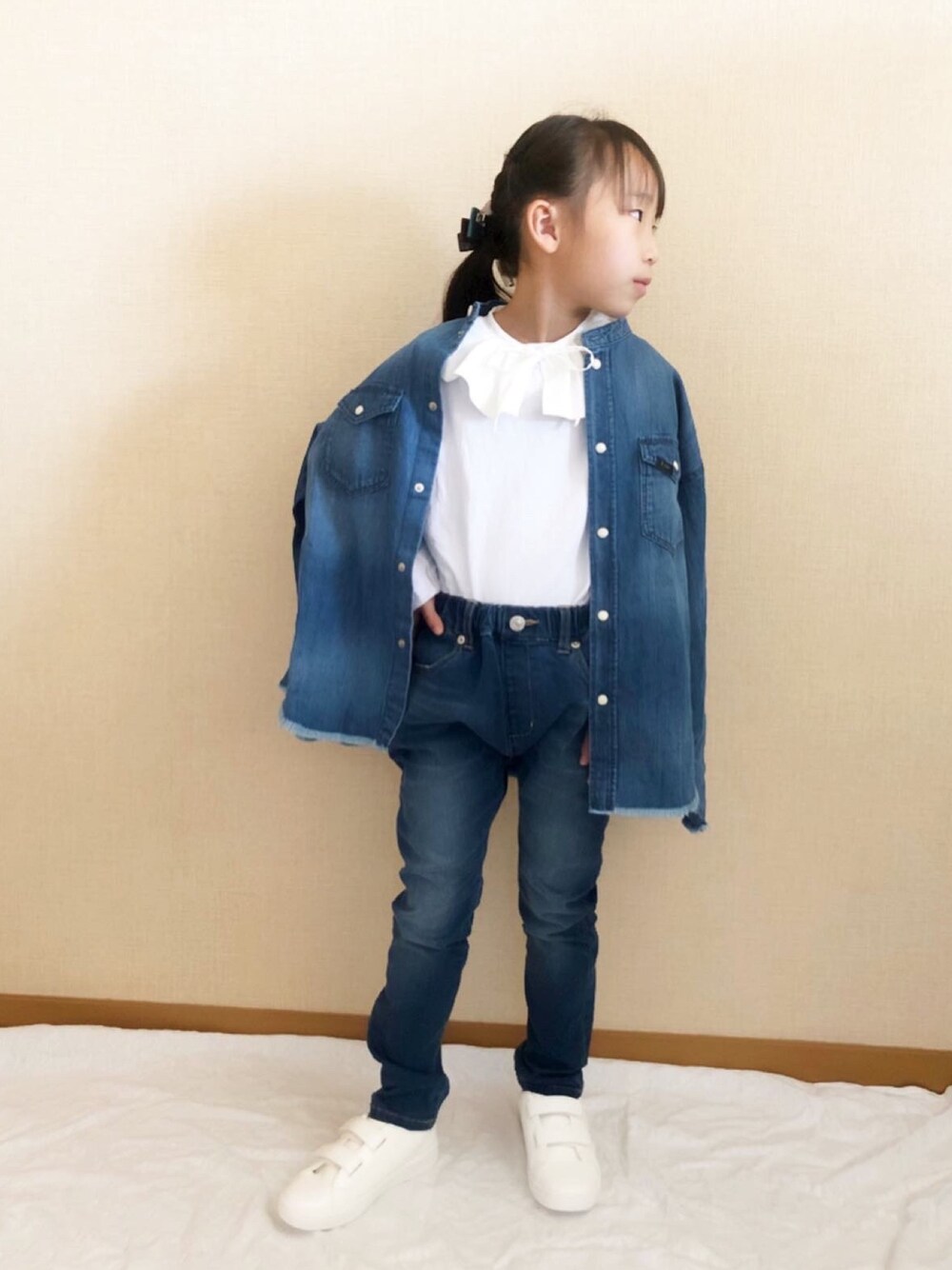 ブルー系のシャツ/ブラウス、ホワイト系のTシャツ/カットソー、ブルー系のデニムパンツを着用したキッズの春コーディネートの1枚目の写真