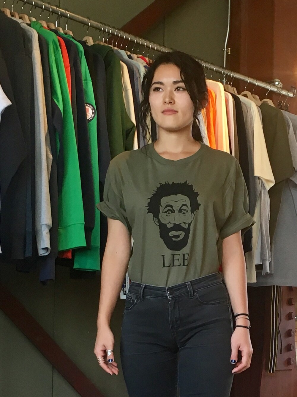 グリーン系のTシャツ/カットソーを着用したレディースの春コーディネートの1枚目の写真