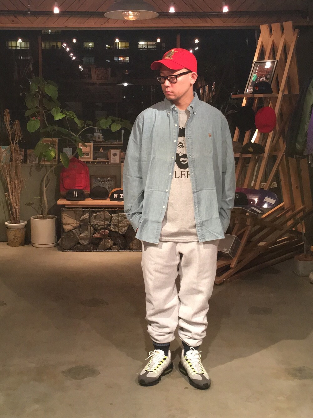 ブルー系のシャツ/ブラウス、グレー系のTシャツ/カットソー、グレー系のその他パンツを着用したメンズの春コーディネートの1枚目の写真