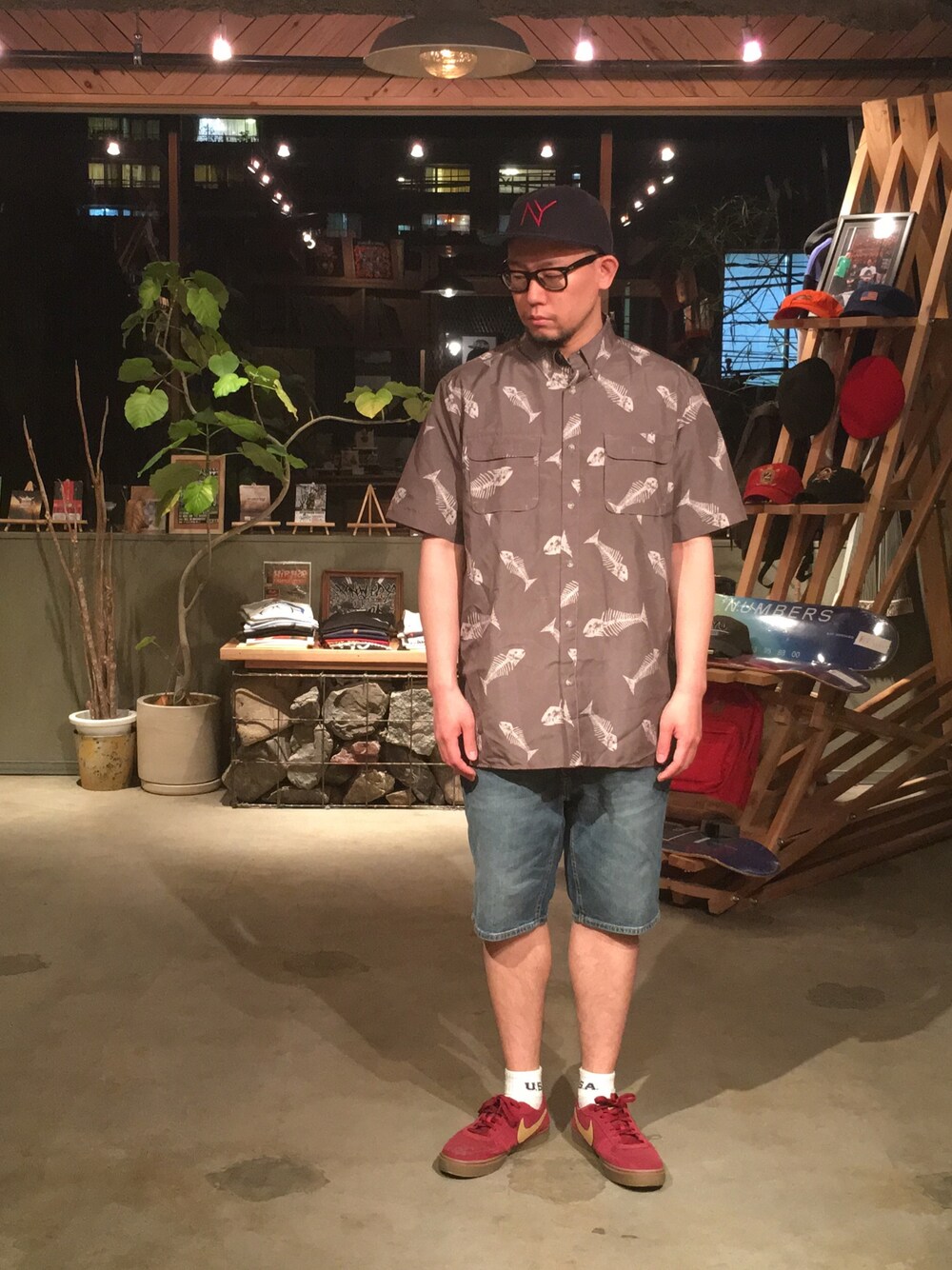 ブラウン系のシャツ/ブラウス、ブルー系のデニムパンツ、レッド系のスニーカーを着用したメンズの春コーディネートの1枚目の写真