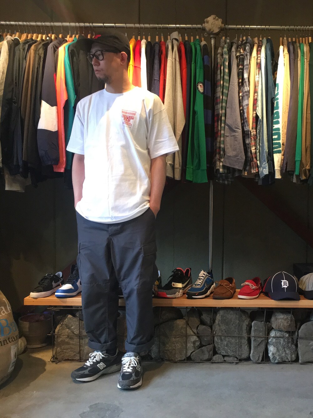 ホワイト系のTシャツ/カットソー、グレー系のカーゴパンツ、ブルー系のスニーカーを着用したメンズの春コーディネートの1枚目の写真