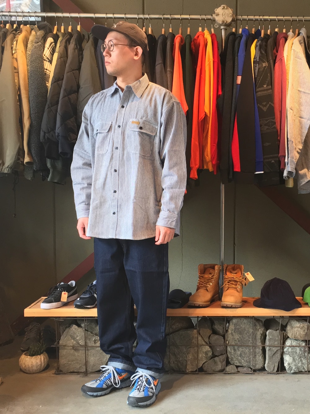 グレー系のシャツ/ブラウス、ブルー系のデニムパンツ、ブラック系のキャップを着用したメンズの春コーディネートの1枚目の写真