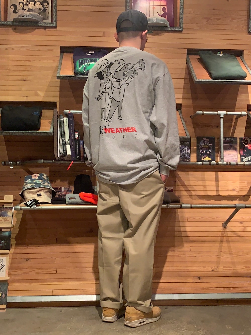グレー系のTシャツ/カットソー、ブラウン系のチノパンツ、ブラウン系のスニーカーを着用したメンズの冬コーディネートの1枚目の写真
