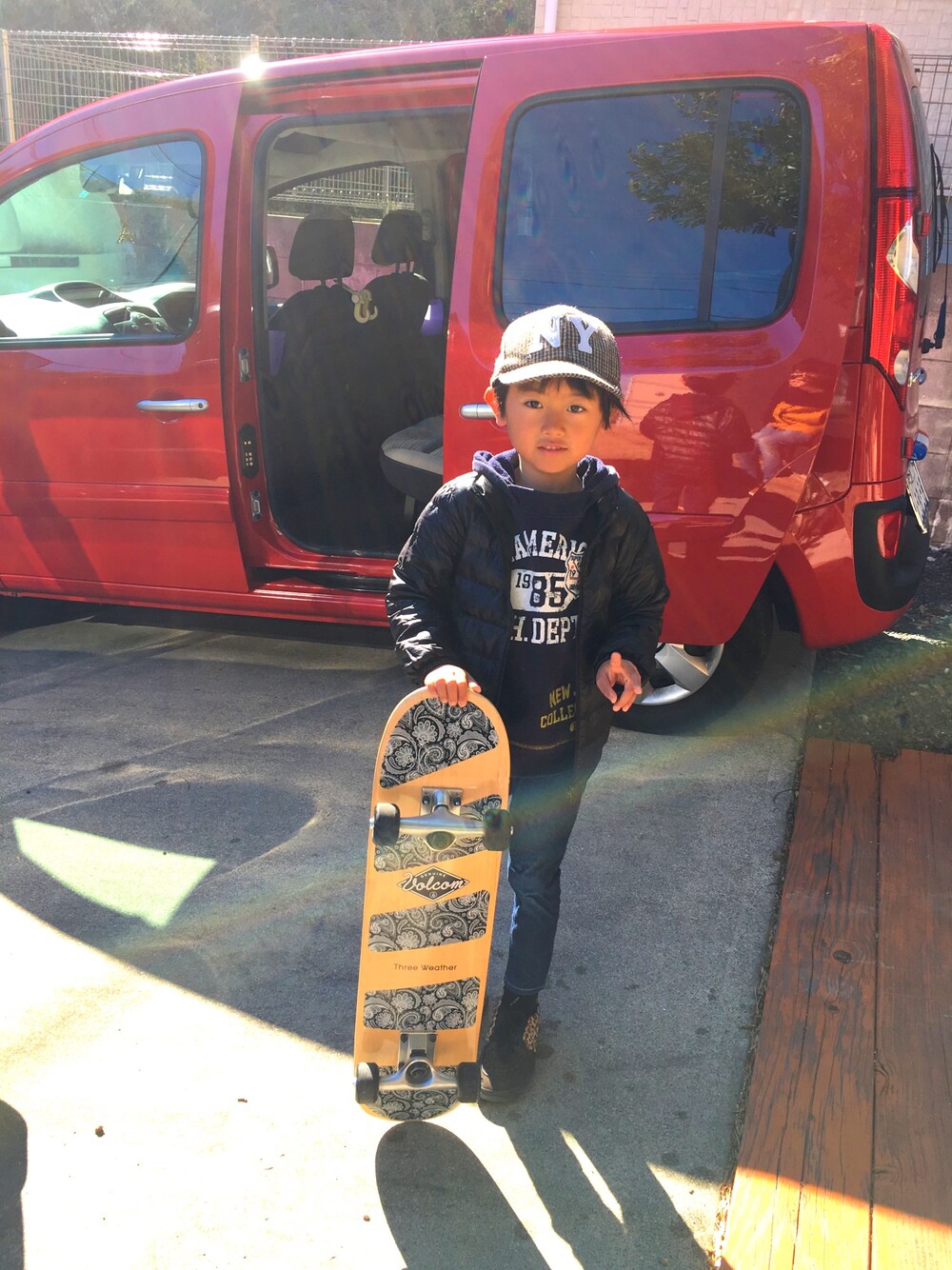 ベージュ系のキャップを着用したメンズの冬コーディネートの1枚目の写真