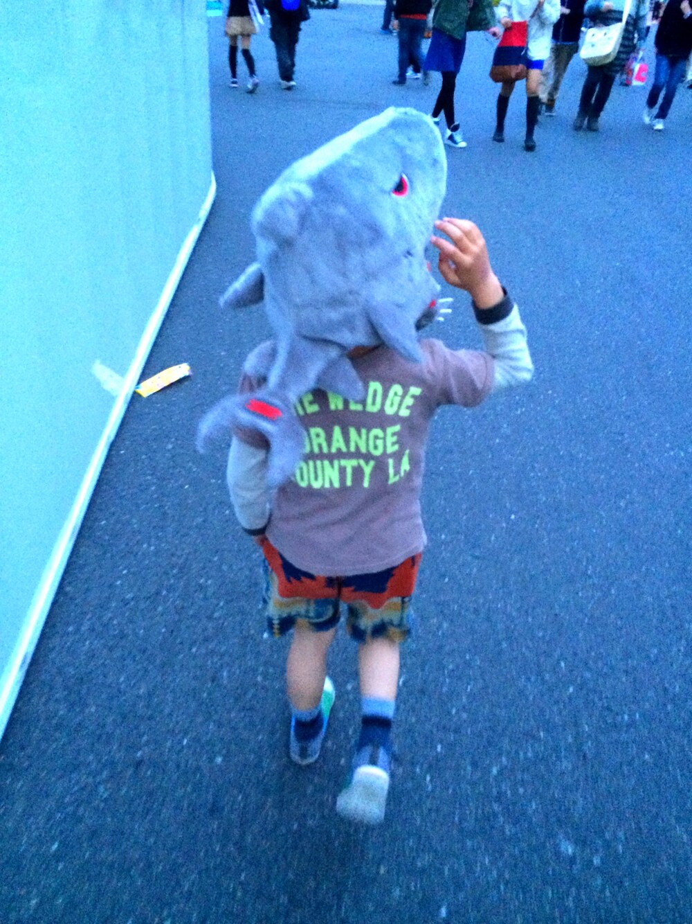 グレー系のニットキャップ/ビーニーを着用したメンズの冬コーディネートの1枚目の写真