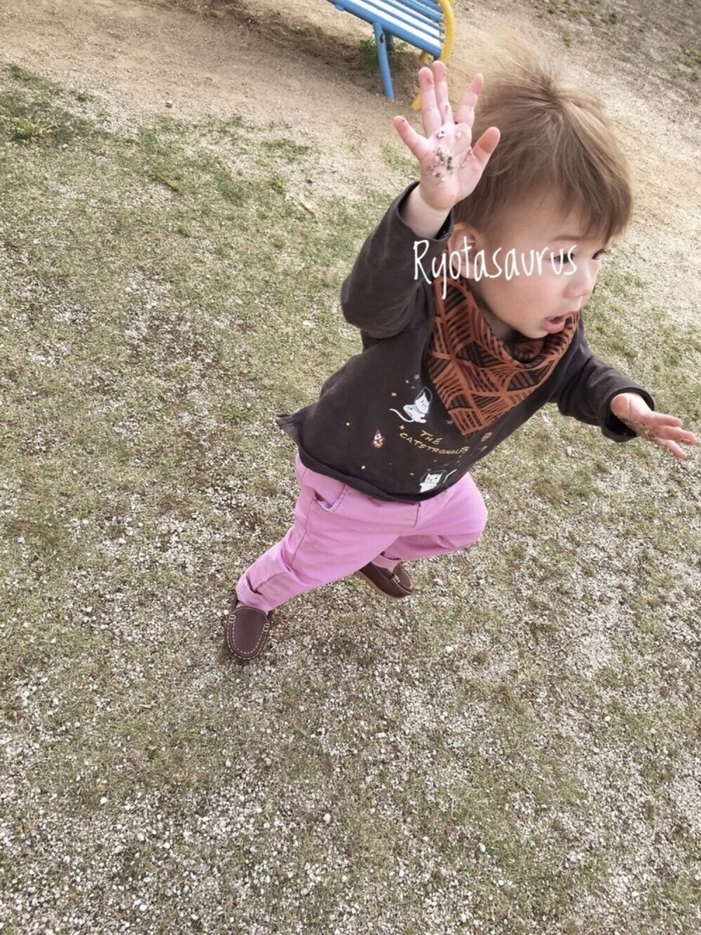 グレー系のTシャツ/カットソー、ピンク系のチノパンツ、ブラウン系のスリッポンを着用したキッズの春コーディネートの1枚目の写真