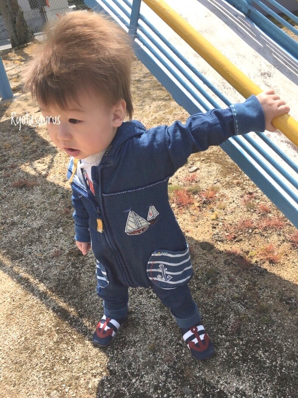 ブルー系のつなぎ/オールインワン、ホワイト系のTシャツ/カットソー、ブルー系のその他シューズを着用したキッズの春コーディネートの1枚目の写真