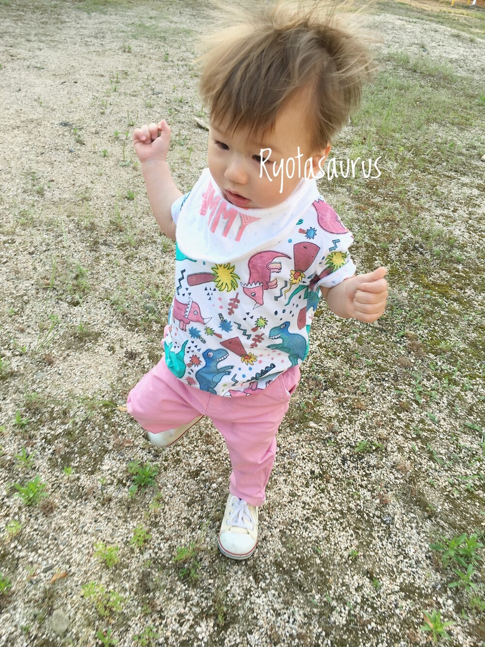 その他のTシャツ/カットソー、ピンク系のチノパンツ、ホワイト系のスニーカーを着用したキッズの夏コーディネートの1枚目の写真