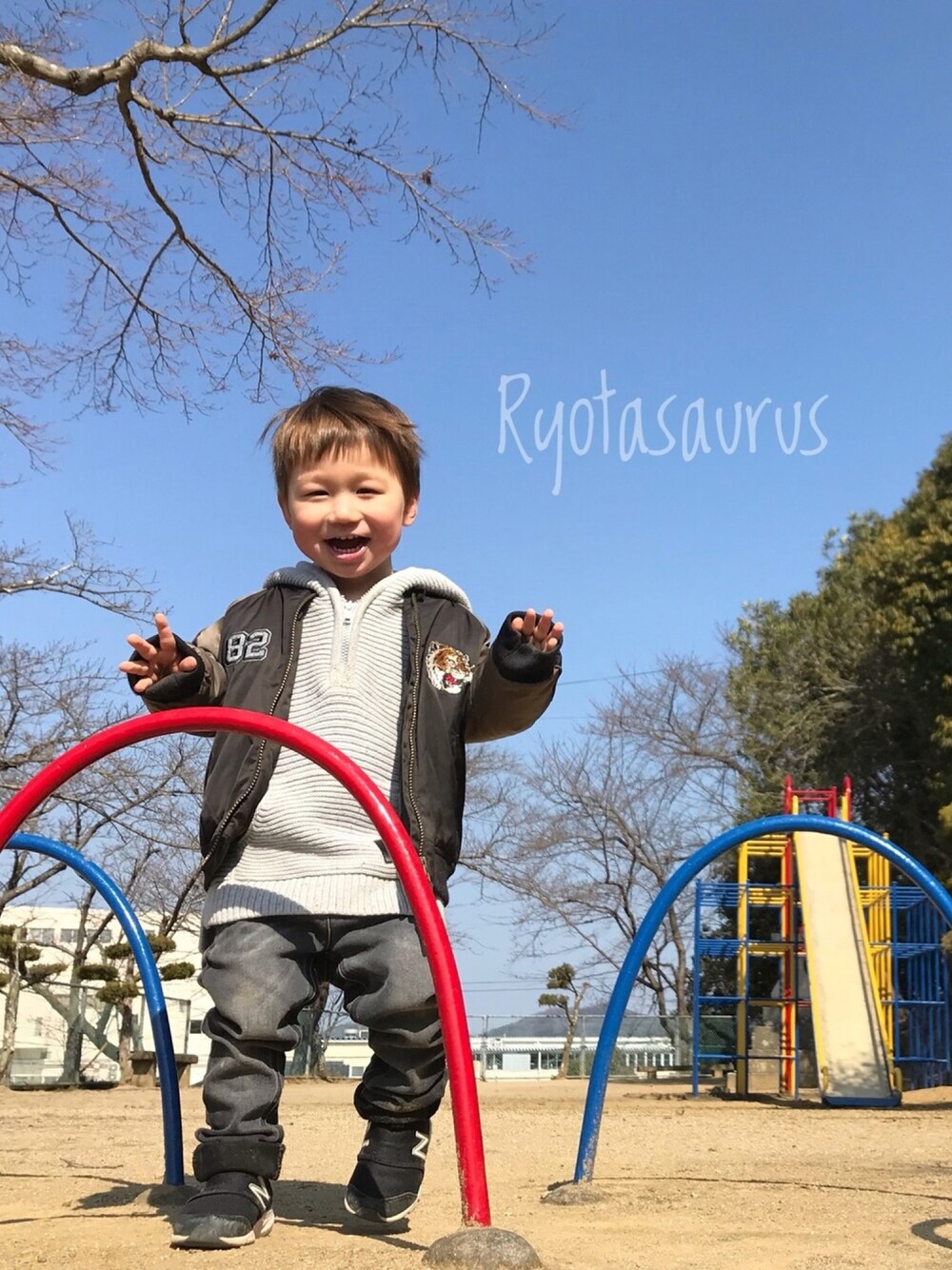 グレー系のニット/セーター、その他のスタジャン、ブラック系のデニムパンツを着用したキッズの冬コーディネートの1枚目の写真