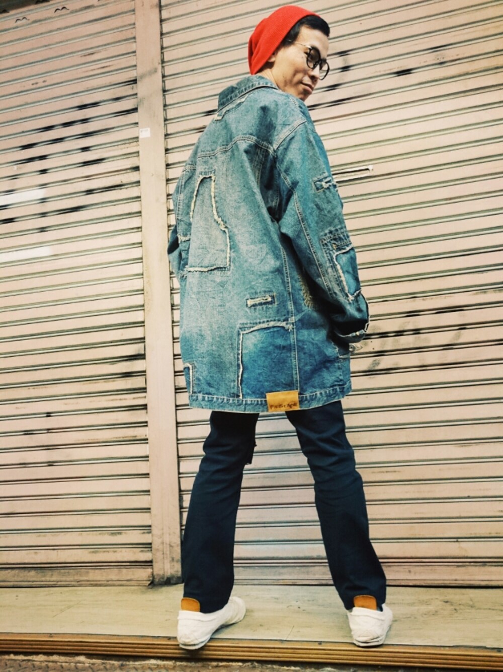 「TWOXPIECE、vintageshop、新竹市文昌街中正台夜市第六街245號、二手救春秋、ootd、vintage、中性、denim、day20161213」｜「TWO PIECE 二手屋のアイテム（デニムジャケット、ブルー系）」を使った、TWO PIECE 丫撇さん（メンズ・171cm）の冬コーディネートの1枚目の写真