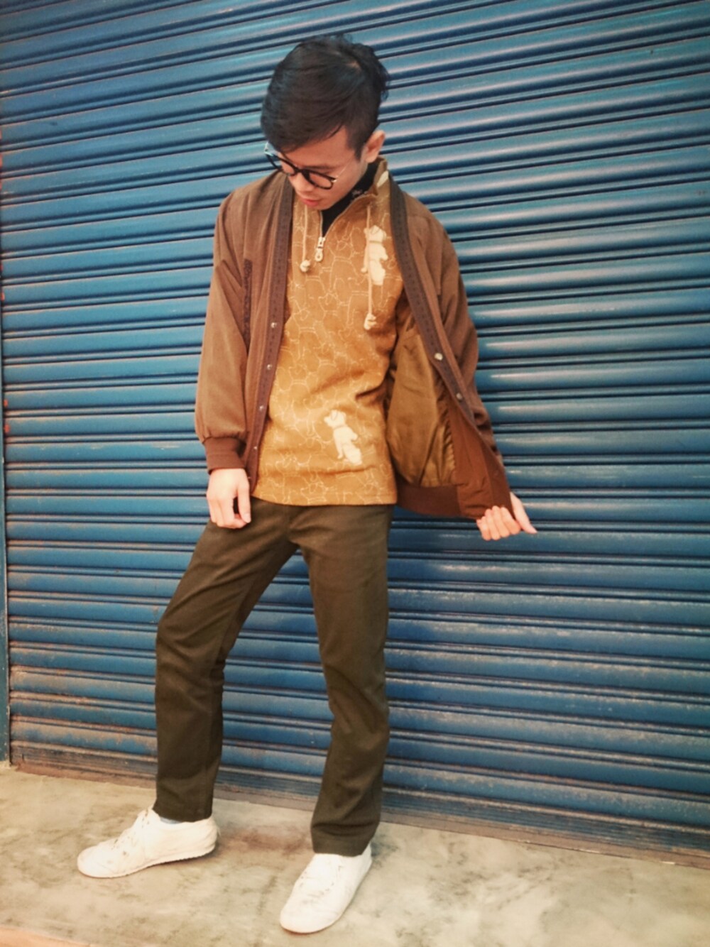 「TWOXPIECE、新竹市文昌街中正台夜市第六街245號、vintageshop、二手救春秋、ootd、vintage、nogender、outfit、休日スタイル、day20170115」｜「TWO PIECE 二手屋のアイテム（その他トップス、ブラウン系）」を使った、TWO PIECE 丫撇さん（メンズ・171cm）の冬コーディネートの1枚目の写真