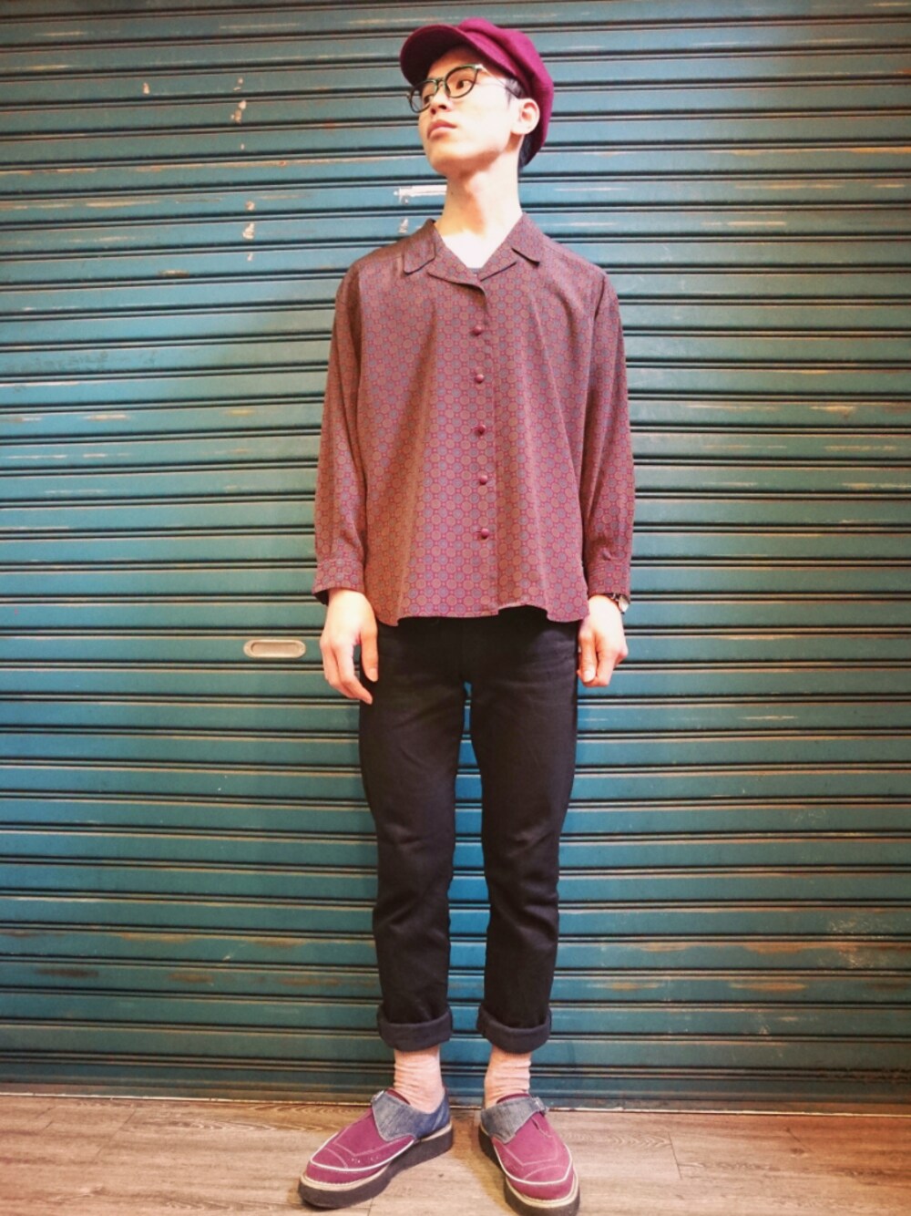「TWO PIECE 二手屋、vintageshop、新竹市文昌街中正台夜市第六街245號、二手救春秋、ootd、vintage、nogender、古着、古着MIX、casual」｜「TWO PIECE 二手屋のアイテム（シャツ/ブラウス、レッド系）」を使った、TWO PIECE 丫撇さん（メンズ・171cm）の春コーディネートの1枚目の写真