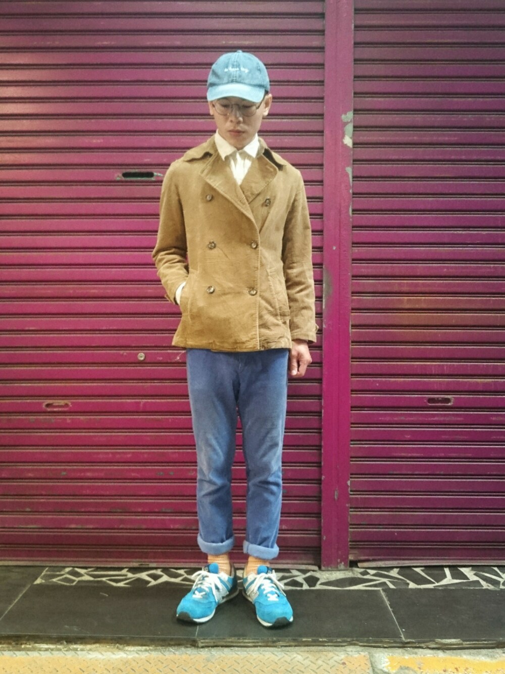 「TWO PIECE 二手屋、台灣、新竹市中正台第六街272號、二手救春秋、ootd、vintage、nogender、秋のコーデ、古着、古着MIX」｜「TWO PIECE 二手屋のアイテム（ピーコート、ブラウン系）」を使った、TWO PIECE 丫撇さん（メンズ・171cm）の秋コーディネートの1枚目の写真