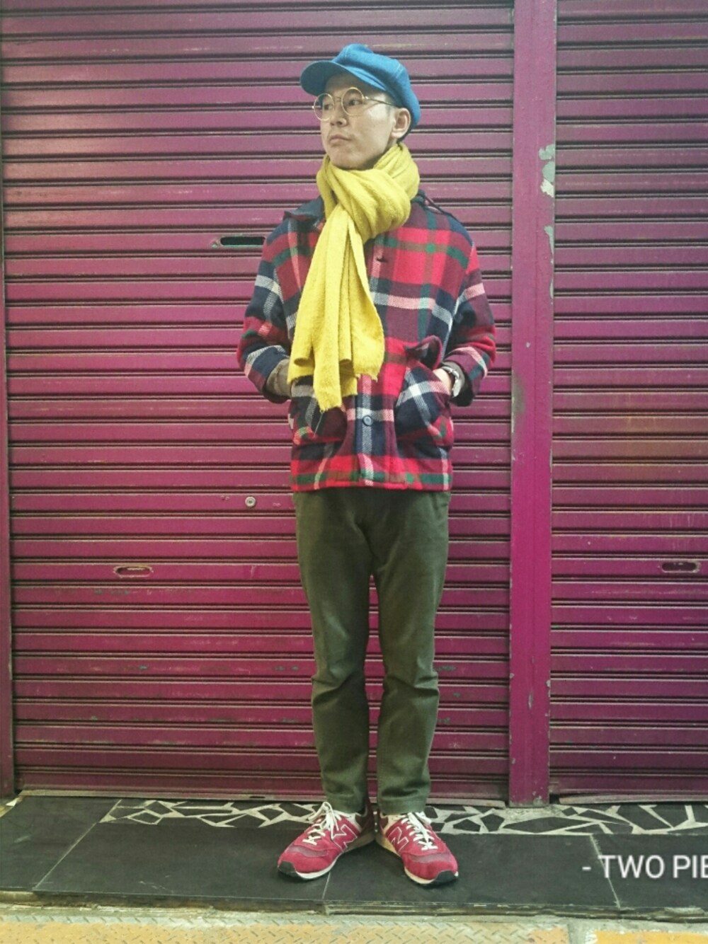 「TWO PIECE 二手屋、新竹市中正台第六街272號、ootd、vintage、冬コーデ、古着、古着MIX、秋のコーデ、古着コーデ、New Balance」｜「TWO PIECE 二手屋のアイテム（ダッフルコート、レッド系）」を使った、TWO PIECE 丫撇さん（メンズ・171cm）の秋コーディネートの1枚目の写真