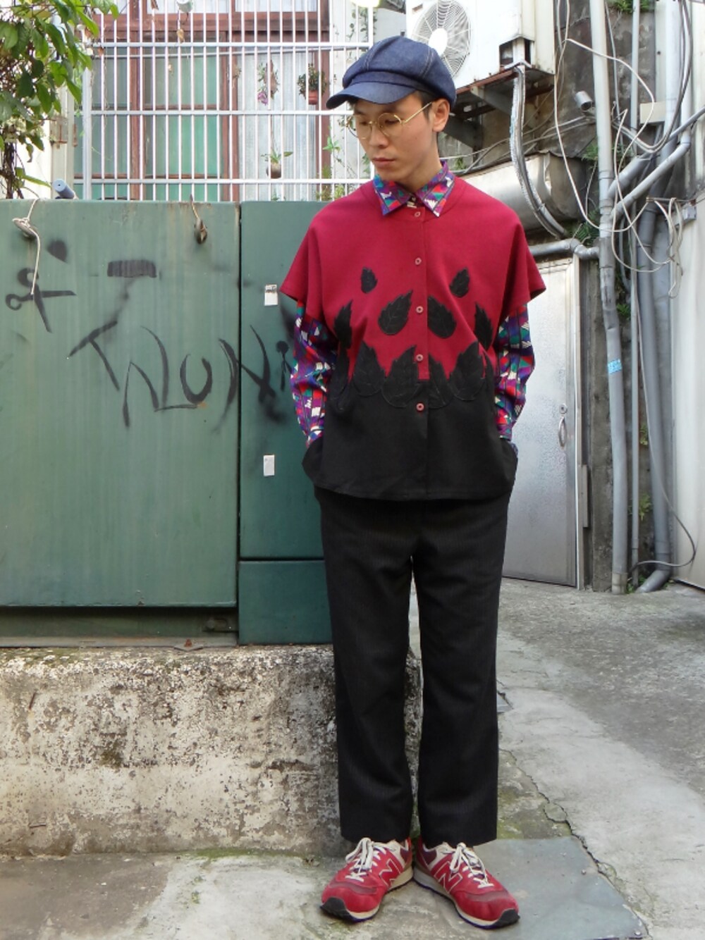 「古着」｜「TWO PIECE 二手屋のアイテム（カーディガン/ボレロ、レッド系）」を使った、TWO PIECE 丫撇さん（メンズ・171cm）の春コーディネートの1枚目の写真