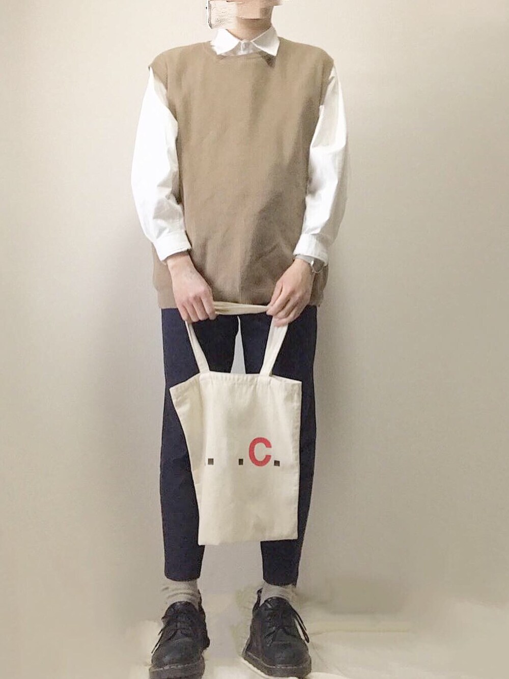 ベージュ系のベスト、ホワイト系のシャツ/ブラウス、ホワイト系のトートバッグを着用したメンズの春コーディネートの1枚目の写真