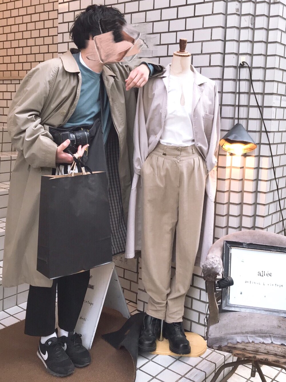 ブルー系のTシャツ/カットソー、ブラック系のスラックス、ブラック系のスニーカーを着用したメンズの春コーディネートの1枚目の写真