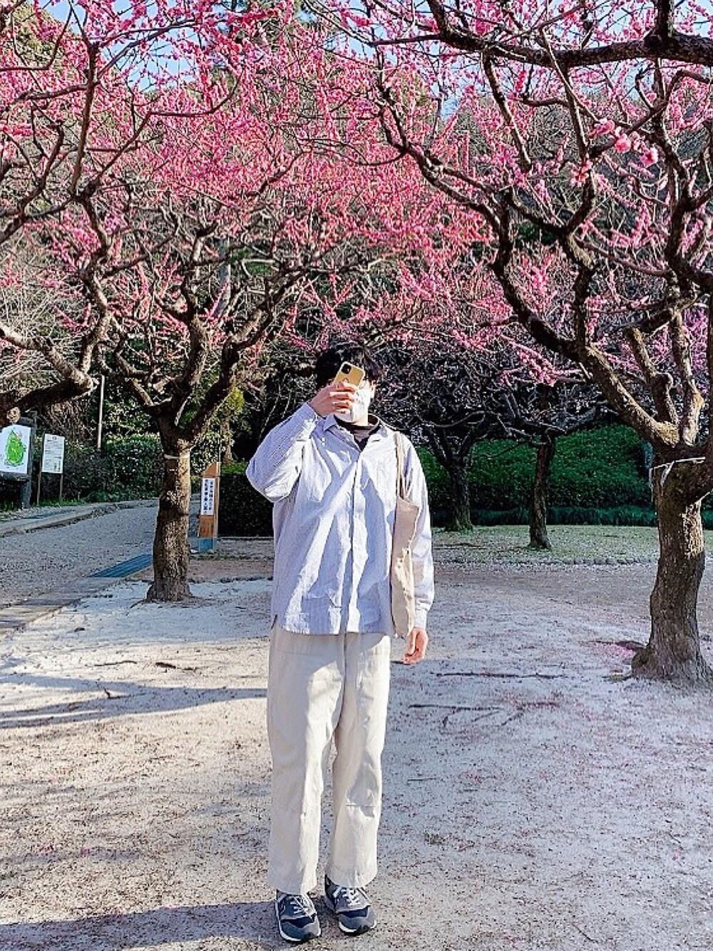 ブルー系のシャツ/ブラウス、ベージュ系のトートバッグ、ベージュ系のその他パンツを着用したメンズの春コーディネートの1枚目の写真