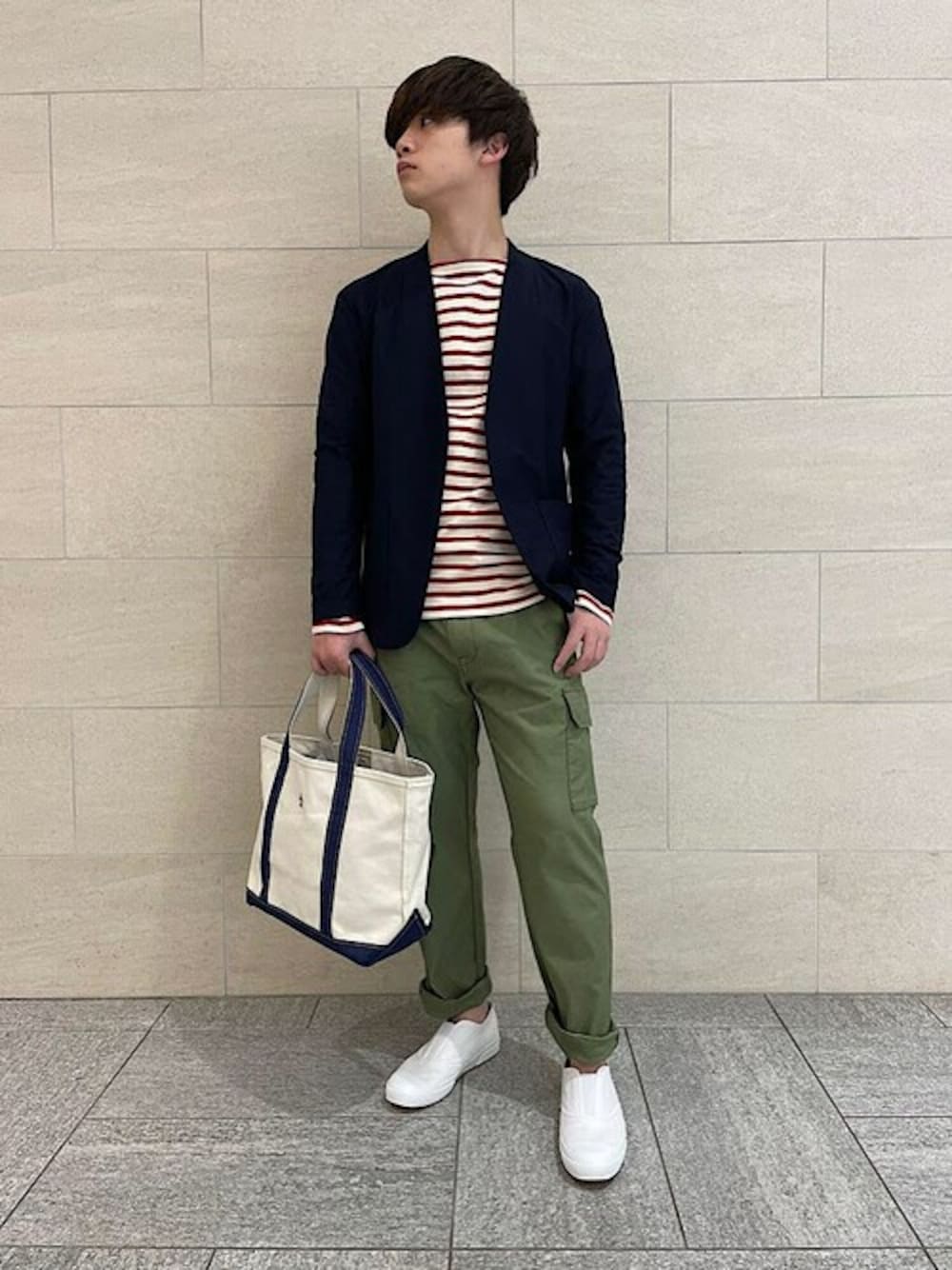 レッド系のTシャツ/カットソー、グリーン系のその他パンツ、ホワイト系のスニーカーを着用したメンズの春コーディネートの1枚目の写真