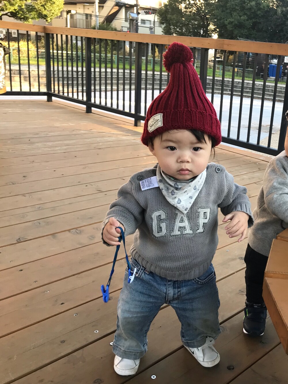 「公園スタイル、公園、公園コーデ」｜「babyGAPのE（ニット/セーター、グレー系）」を使った、cocotaroさん（キッズ・70cm）の冬コーディネートの1枚目の写真