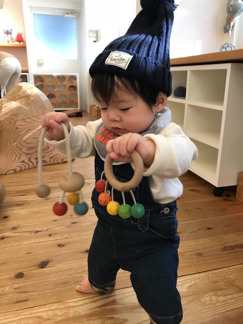 「GAPのアイテム（Tシャツ/カットソー、ホワイト系）」を使った、cocotaroさん（キッズ・70cm）の冬コーディネートの1枚目の写真