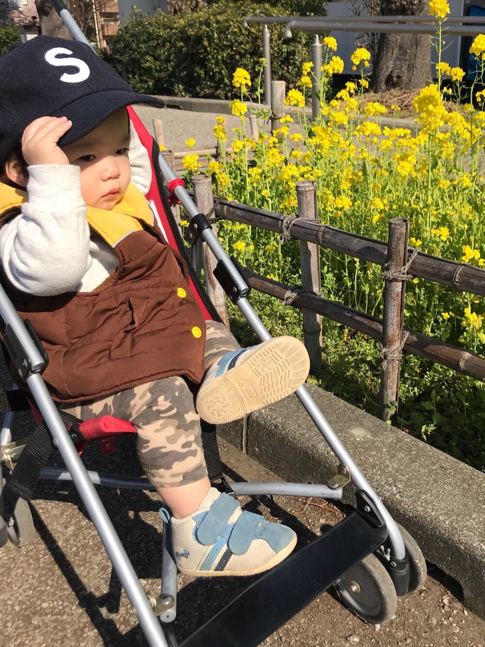 「キッズファッション、DAISOキャップ、DAISO、むすこーで」｜「UNIQLOのアイテム（パンツ、グリーン系）」を使った、cocotaroさん（キッズ・70cm）の春コーディネートの1枚目の写真