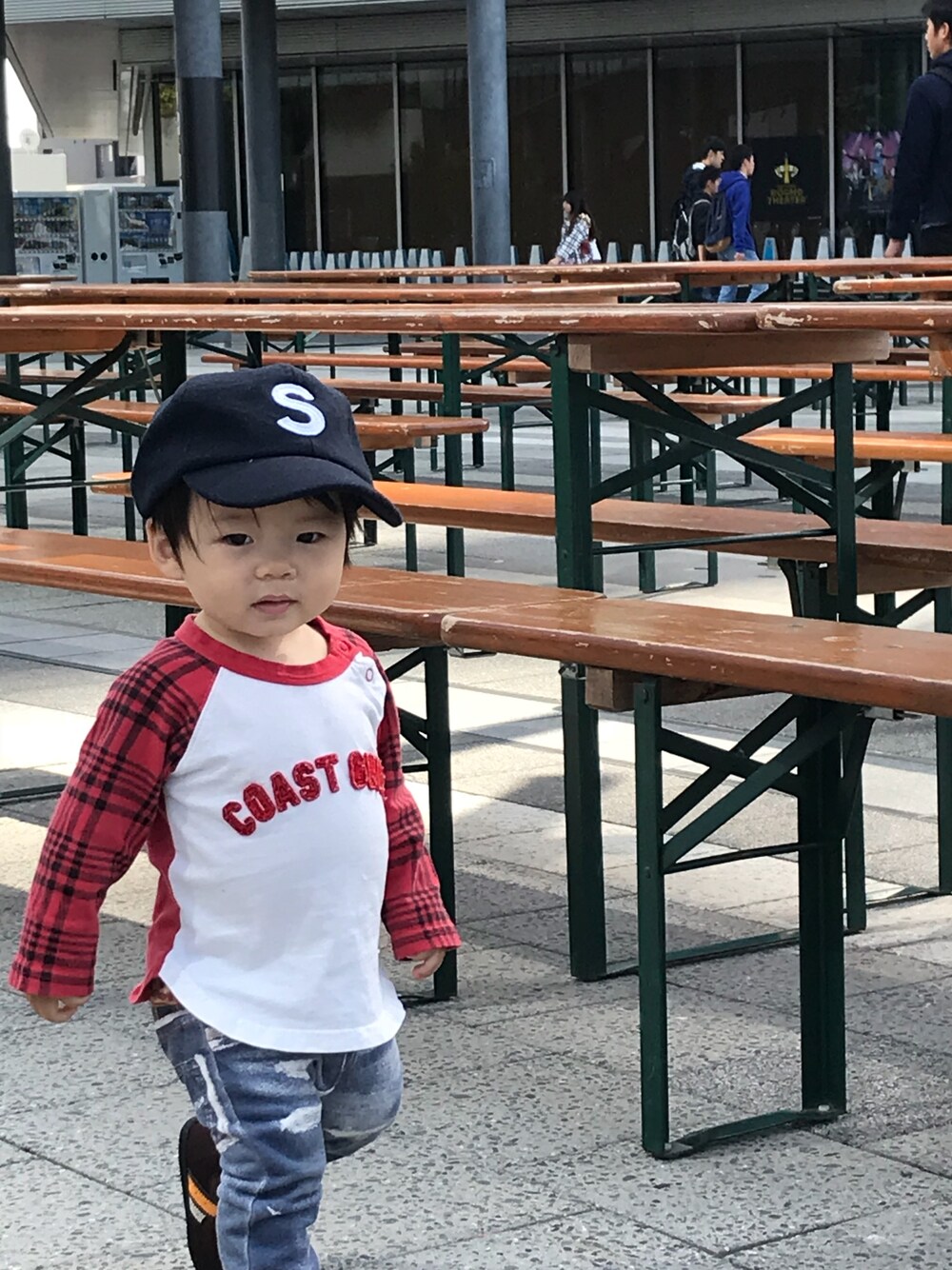 「キッズコーデ、チェック、むすこーで、ベビーファッション、1歳、ベビーコーデ、男の子」｜「スキップランドのアイテム（Tシャツ/カットソー、レッド系）」を使った、cocotaroさん（キッズ・70cm）の秋コーディネートの1枚目の写真
