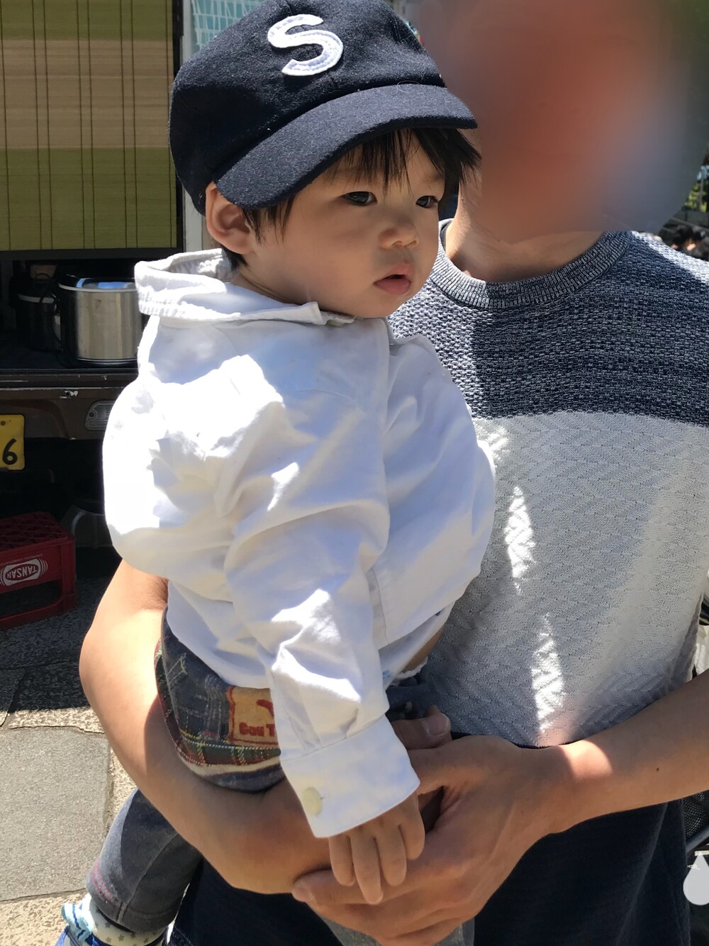 「キッズコーデ、白シャツ、ダイソー、むすこーで、男の子、ダメージデニムパンツ、1歳」｜「西松屋のアイテム（シャツ/ブラウス、ホワイト系）」を使った、cocotaroさん（キッズ・70cm）の秋コーディネートの1枚目の写真