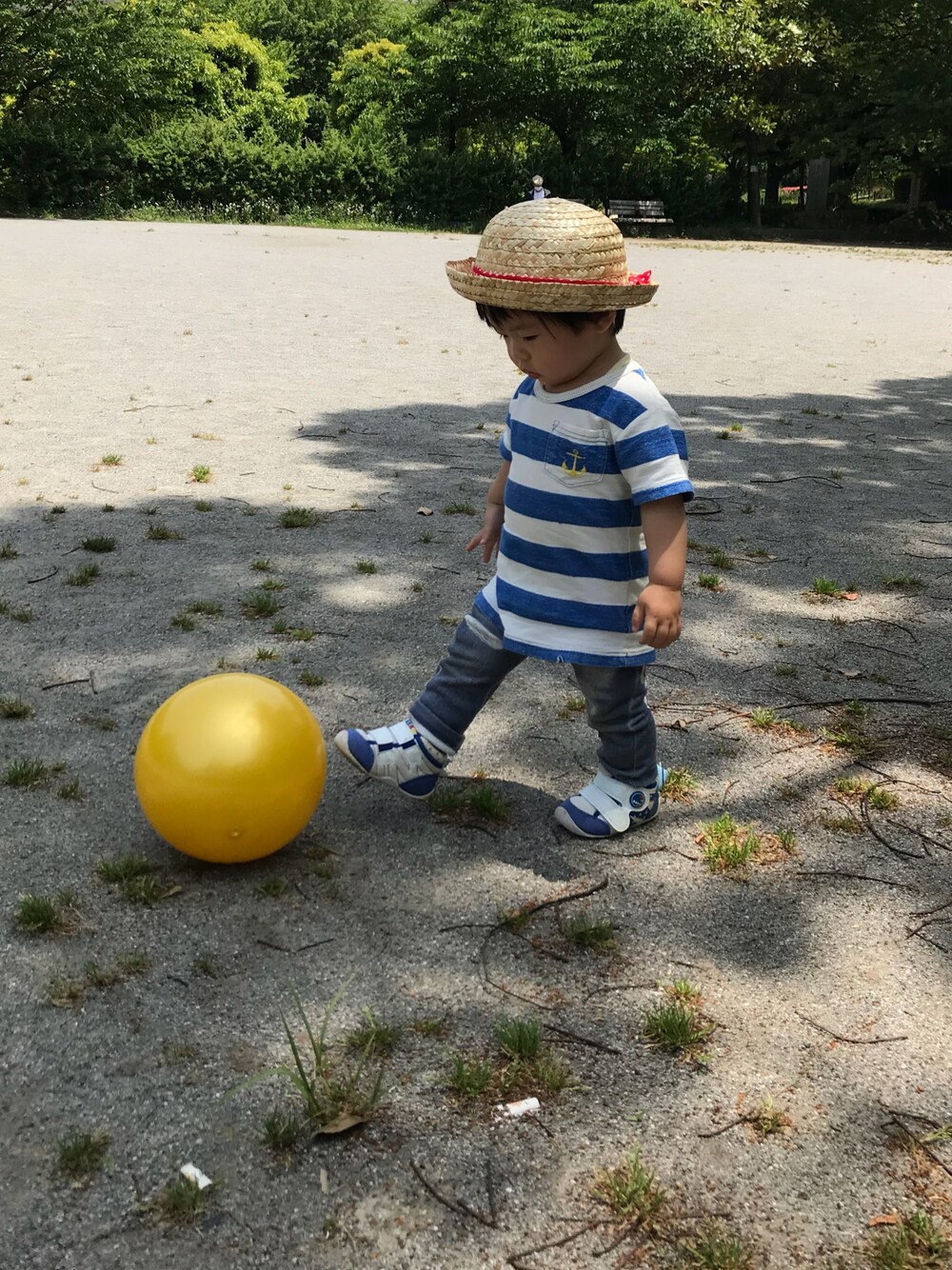 「麦わら帽子、DAISO、ダイソー、むすこーで、キッズコーデ、男の子、1歳、公園」｜「no brandのアイテム（パンツ、ブルー系）」を使った、cocotaroさん（キッズ・80cm）の秋コーディネートの1枚目の写真