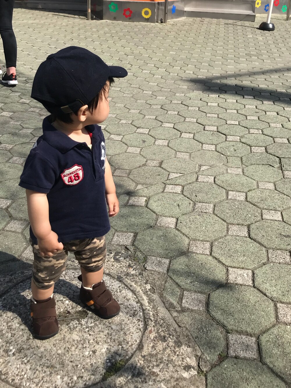 「遊園地、1歳、むすこーで、キッズコーデ、男の子、UNIQLO、スキップランド、ダイソー」｜「DAISOのアイテム（キャップ、ブラック系）」を使った、cocotaroさん（キッズ・80cm）の秋コーディネートの1枚目の写真