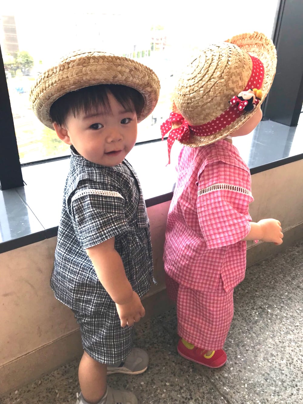 「甚平、キッズコーデ、むすこーで、男の子、夏の終わり、ペアルック、1歳」｜「no brandのアイテム（浴衣、ブラック系）」を使った、cocotaroさん（キッズ・80cm）の秋コーディネートの1枚目の写真