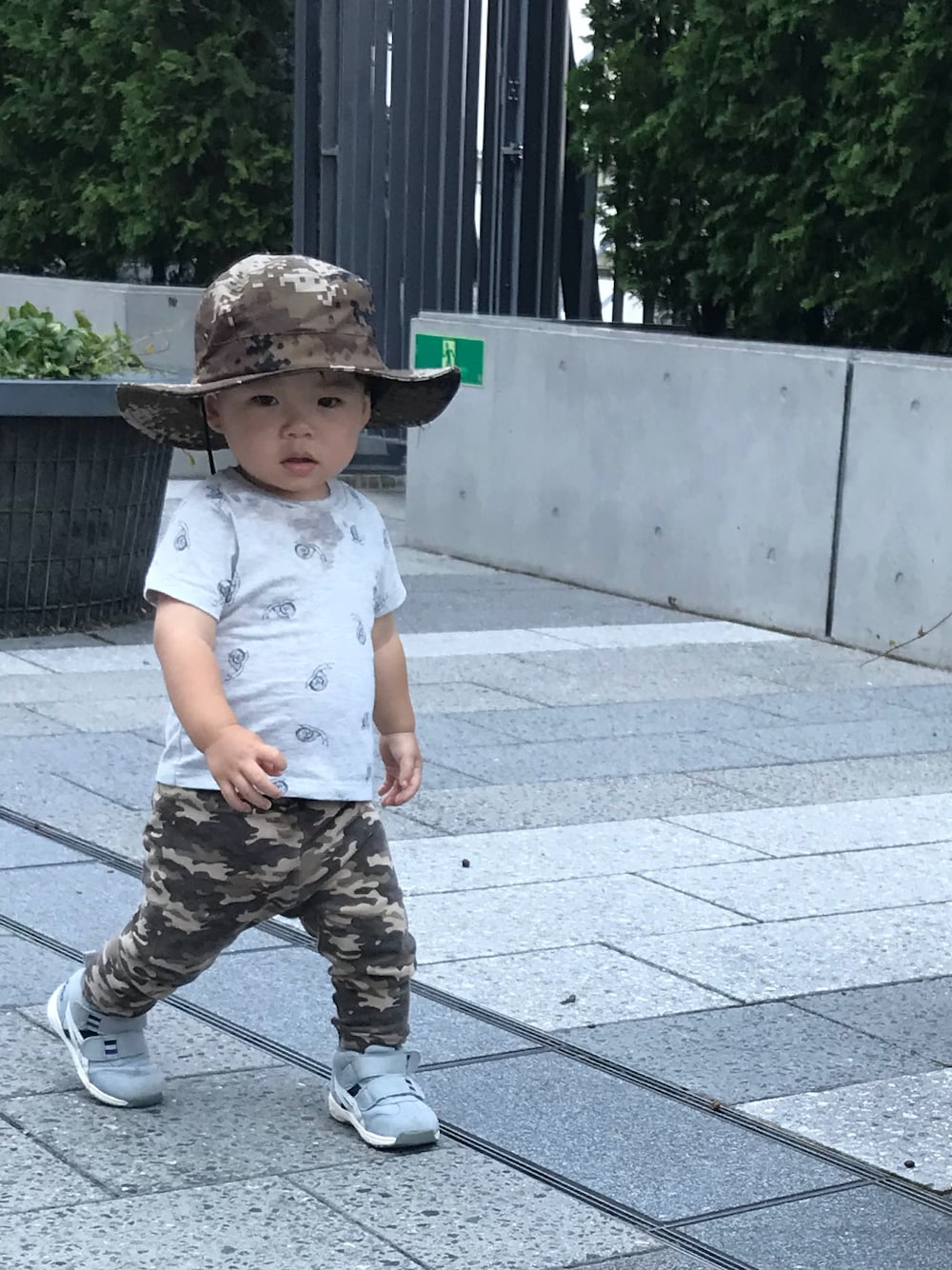 「探検隊、1歳、むすこーで、男の子、キッズコーデ、UNIQLO、迷彩、asics、ダイソー」｜「OLD NAVYのY（Tシャツ/カットソー、グレー系）」を使った、cocotaroさん（キッズ・80cm）の秋コーディネートの1枚目の写真