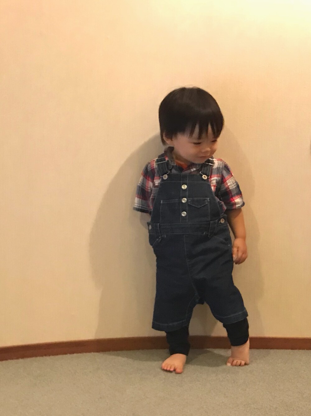 「秋服準備はじめました、ドラフトしまむら、チェックシャツ、オーバーオール、キッズコーデ、むすこーで、1歳、プチプラ」｜「COMME CA ISMのアイテム（サロペット/オーバーオール、ブルー系）」を使った、cocotaroさん（キッズ・80cm）の秋コーディネートの1枚目の写真