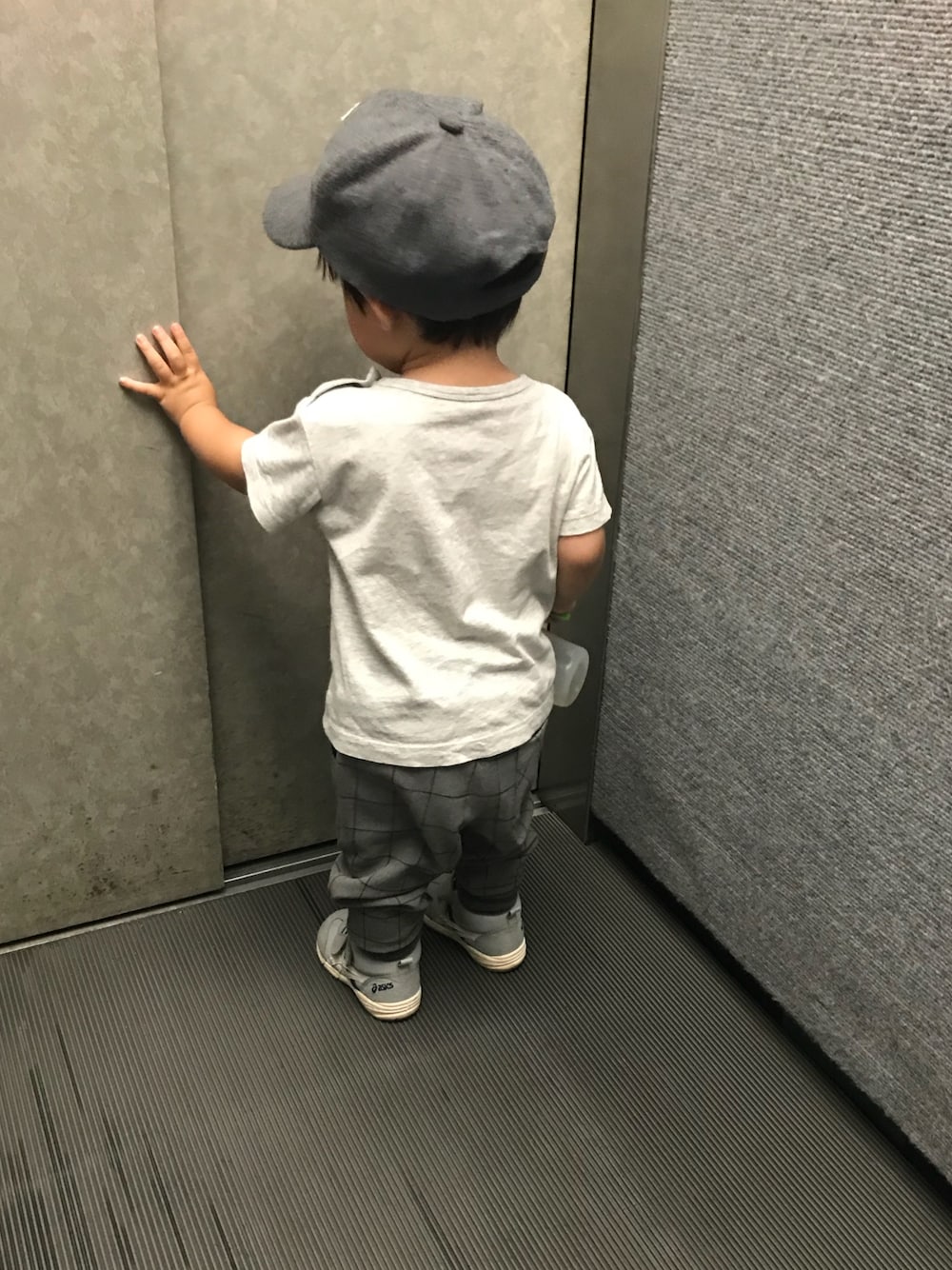 「ワントーンコーデ、グレー、ダイソー、DAISO、キッズコーデ、西松屋、チェックパンツ、むすこーで、1歳」｜「無印良品のE（Tシャツ/カットソー、グレー系）」を使った、cocotaroさん（キッズ・80cm）の秋コーディネートの1枚目の写真