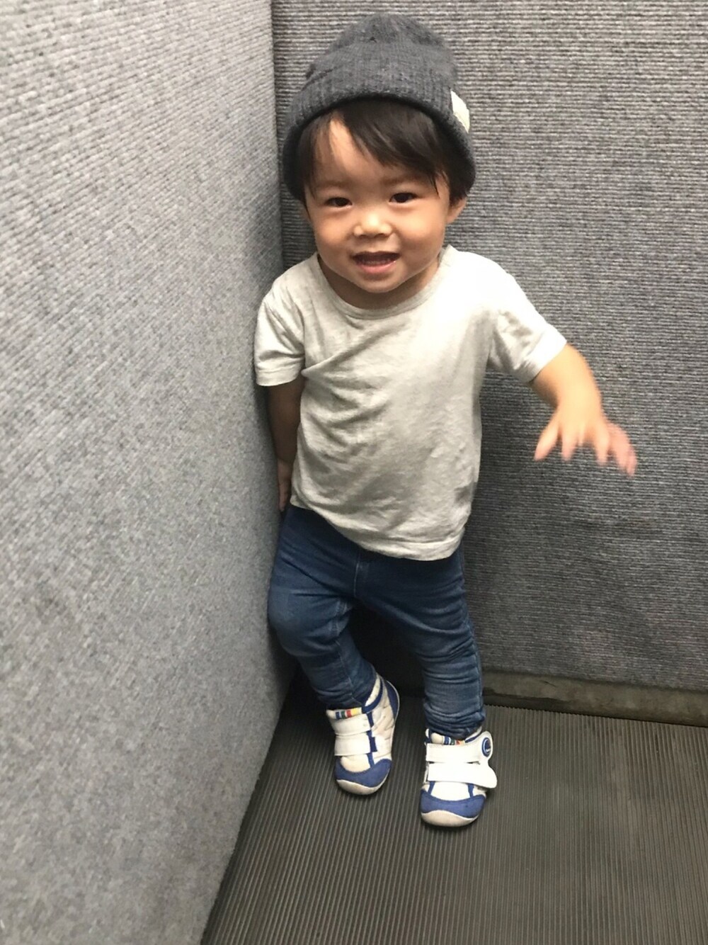 「男の子コーデ、1歳、キッズコーデ、グレーコーデ、ニットキャップ、スキニーデニム、むすこーで、プチプラ」｜「no brandのアイテム（ニットキャップ/ビーニー、グレー系）」を使った、cocotaroさん（キッズ・80cm）の秋コーディネートの1枚目の写真