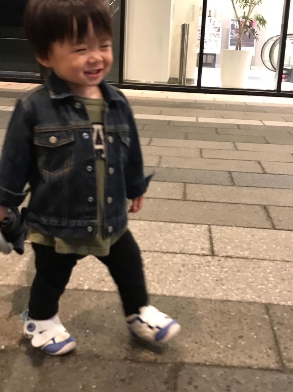 「Gジャン、キッズファッション、1歳、秋のコーデ、むすこーで、ユニクロ、GAP、スキニーパンツ、秋コーデ、オシャレパッソ」｜「BeBeのアイテム（デニムジャケット、ブルー系）」を使った、cocotaroさん（キッズ・80cm）の秋コーディネートの1枚目の写真