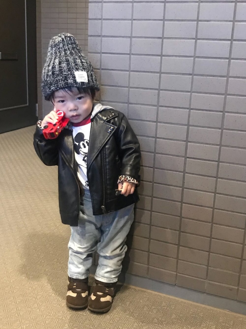 「ライダース、ライダースジャケット、asics、DAISO、ニット帽、ハッシュアッシュ、ミッキー、サスペンダー、オシャレパッソ、PASSO」｜「DAISOのアイテム（帽子、ブラック系）」を使った、cocotaroさん（キッズ・80cm）の秋コーディネートの1枚目の写真