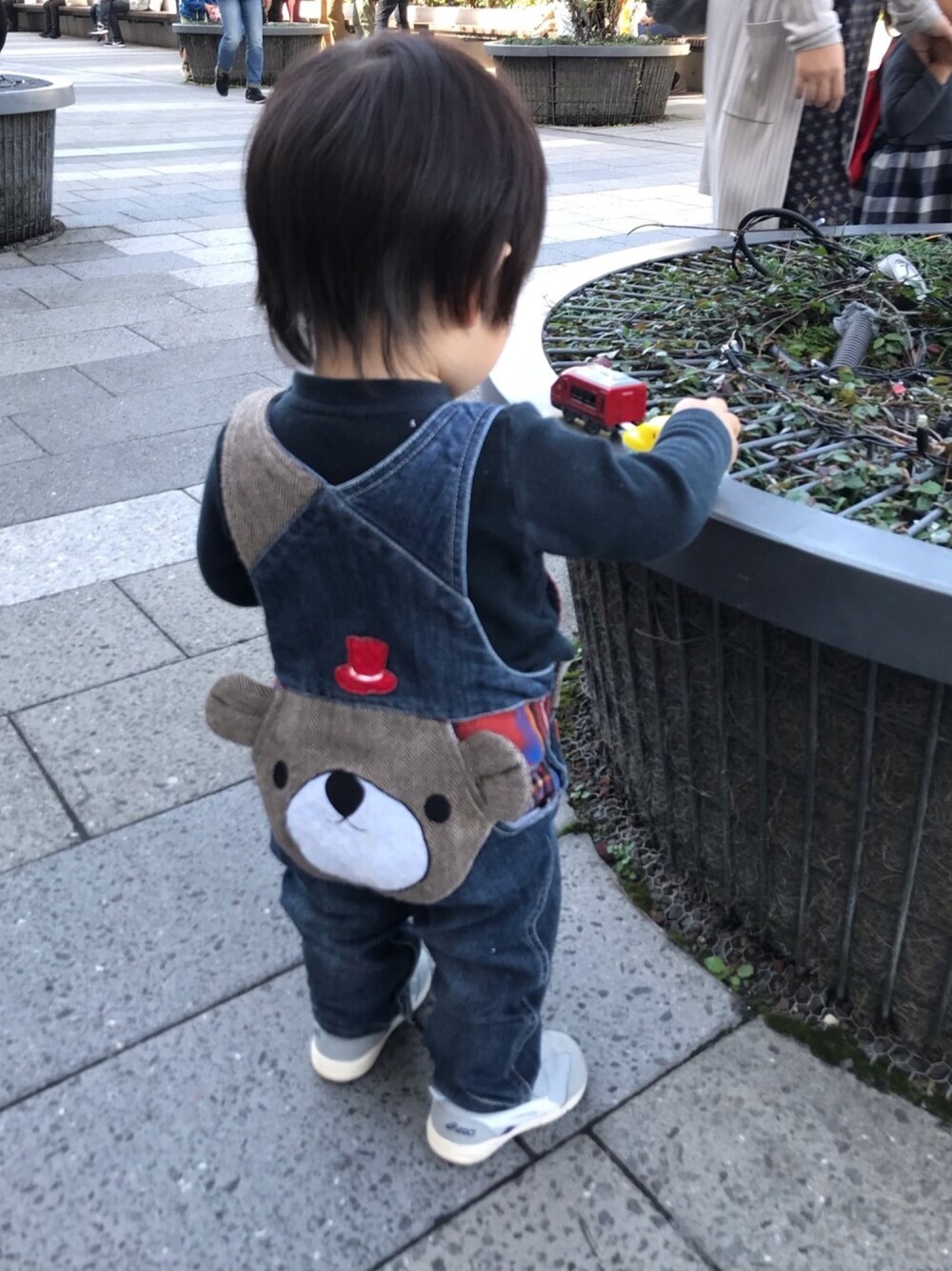 「秋冬コーデ、オーバーオール、くまさん、キッズコーデ、1歳、ベビーコーデ、男の子コーデ」｜「リトルベアークラブのアイテム（サロペット/オーバーオール、ブルー系）」を使った、cocotaroさん（キッズ・80cm）の秋コーディネートの1枚目の写真